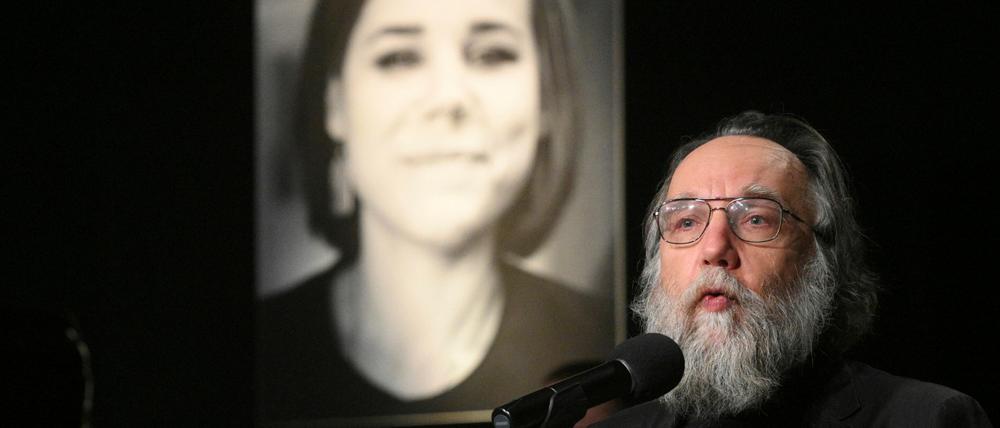Letzte Worte für daria. Alexander Dugin bei der Abschiedszeremonie für seine ermordete Tochter am 23. August in Moskau.