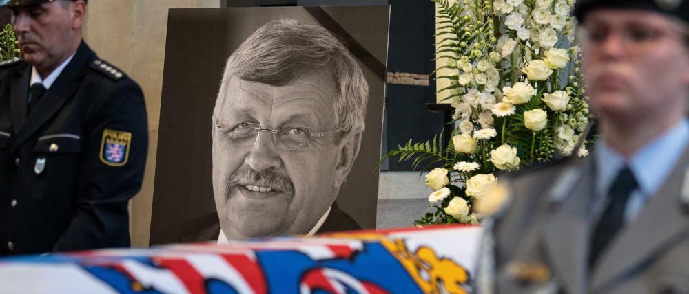 Das Konterfei von Walter Lübcke (CDU) ist am Sarg bei einem Trauergottesdienst in der Martinskirche zu sehen. 
