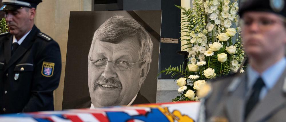 Ein Bild von Walter Lübcke hinter dem Sarg des ermordeten Politikers beim Trauergottesdienst Mitte Juni in Kassel.
