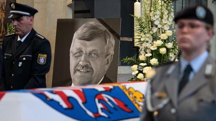 Das Konterfei des ermordeten Walter Lübcke (CDU) hinter einer Bundeswehrsoldatin bei der Trauerfeier