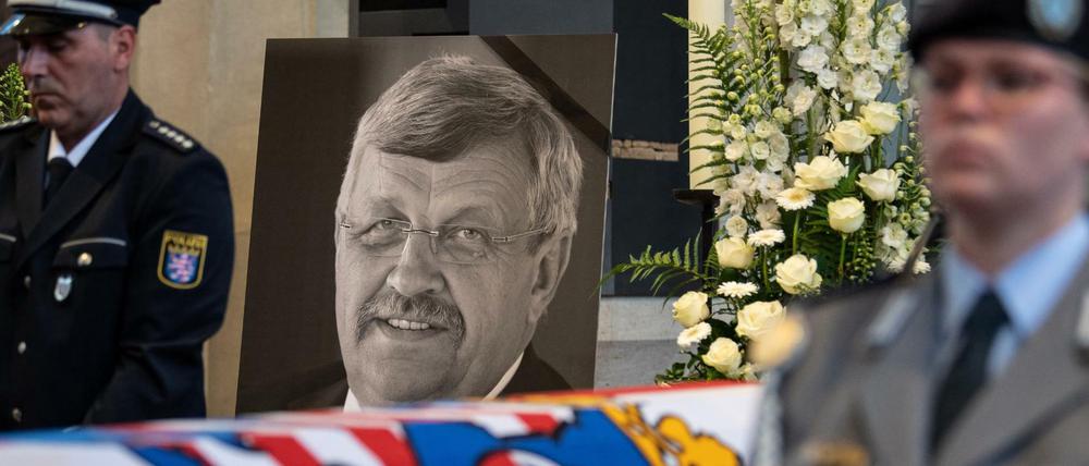 Opfer rechter Gewalt: Das Konterfei von Walter Lübcke beim Trauergottesdienst für den CDU-Politiker 