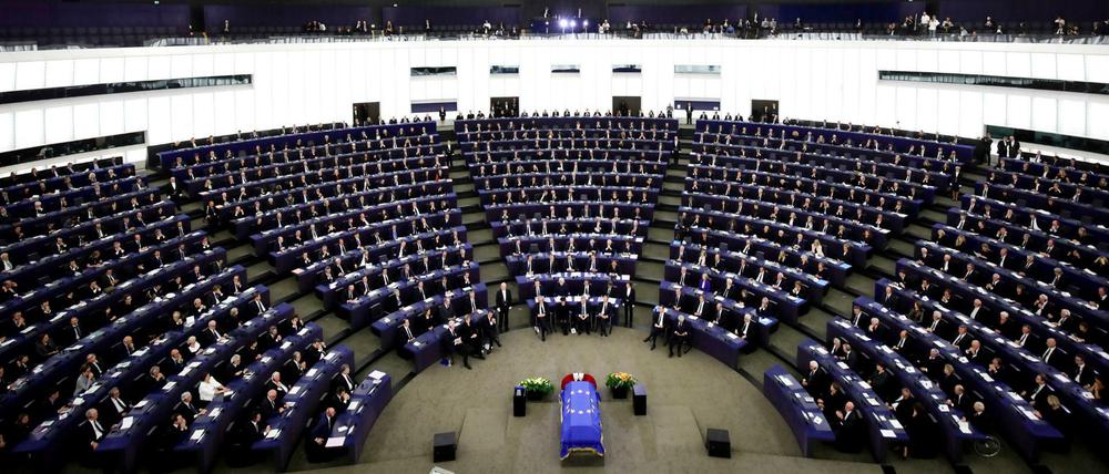 Europäischer Trauerakt: Helmut Kohls Sarg, aufgebahrt im EU-Parlament in Straßburg.