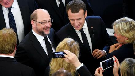 Kurze Begegnung: Martin Schulz (l) und Emmanuel Macron beim europäischen Trauerakt für Helmut Kohl.