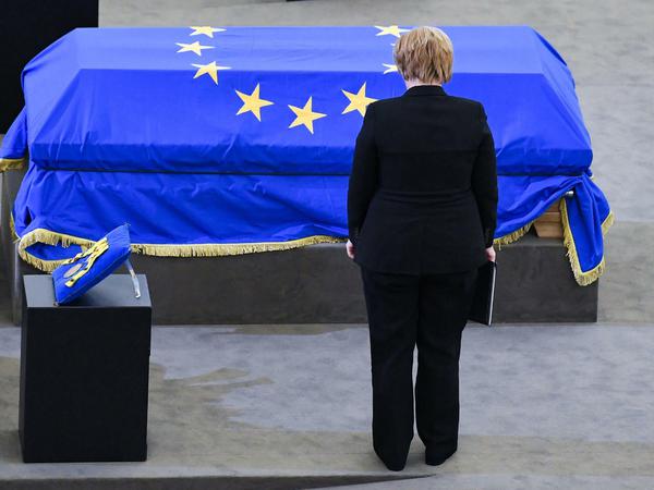 Bundeskanzlerin Angela Merkel verneigt sich vor dem Sarg von Helmut Kohl. 