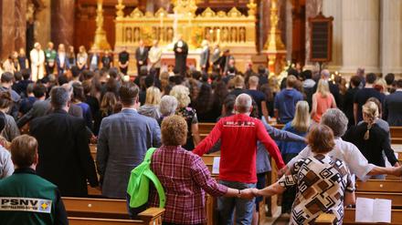 Besucher stehen am 18.07.2016 im Dom in Berlin bei einem ökumenischen Trauergottesdienst für die Opfer des Anschlags von Nizza. 
