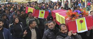 Trauernde Kurden tragen in Afrin Särge mit Opfern eines türkischen Angriffs auf die Stadt im Norden Syriens.