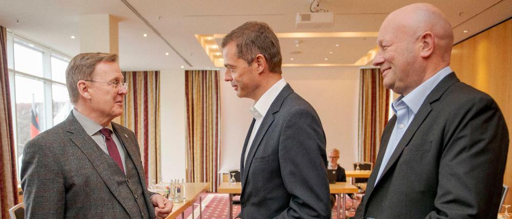 Da war vom Chaos noch nichts zu ahnen: Der damalige Thüringer Ministerpräsident Bodo Ramelow (l.), Mike Mohring (m., CDU-Chef in Thüringen) und der Fraktionsvorsitzende der FDP in Thüringen Thomas L. Kemmerich bei einem Treffen Mitte Januar.