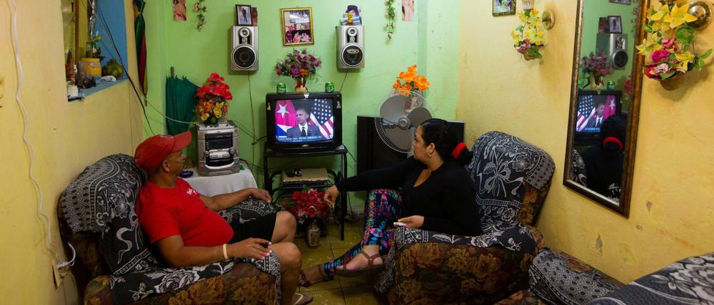 Zwei Kubaner sehen die historische Rede des US-Präsidenten Barack Obama in Havanna im Fernsehen. 