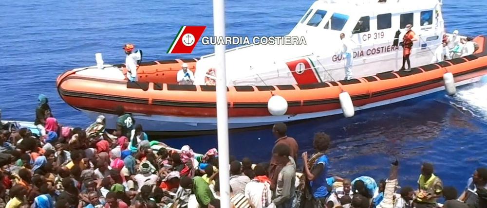 Der Video-Screenshot zeigt einen Einsatz der italienischen Küstenwache im Rahmen der "Triton"-Mission Ende Juli vor der libyschen Küste.