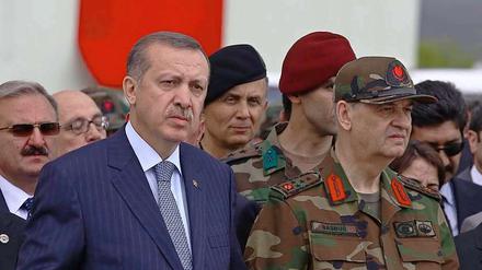 Nach dem Gebet in die verbale Offensive: Ministerpräsident Erdogan sagt der PKK erneut den Kampf an.