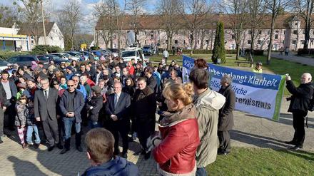Teilnehmer eines Friedensgebets haben sich am Tag nach dem mutmaßlichen Brandanschlag in Tröglitz (Sachsen-Anhalt) versammelt um ein Zeichen gegen Ausländerfeindlichkeit zu setzen.