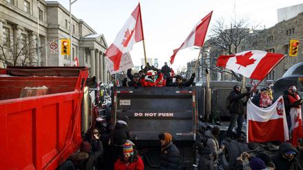 Demonstranten blockieren die Straße in Ottawa.
