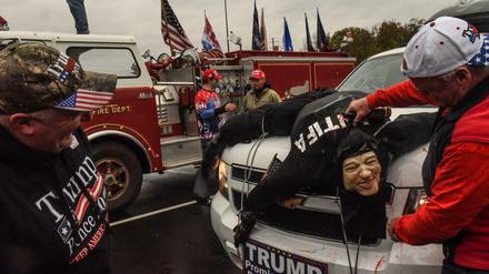 Ein Trump-Unterstützer auf einem Autokorso-Event mit einer Puppe auf seinem Auto, die einen toten Antifa-Unterstützer darstellen soll, am 1. November 2020 in West Nyack, New York.