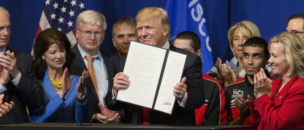 US-Präsident Donald Trump unterzeichnete bei einem Firmenbesuch in Wisconsin ein neues Dekret.