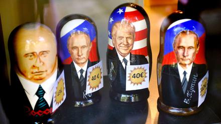 Matroschka-Puppen mit den Konterfeis des russischen Präsidenten Putin und US-Präsident Trump in Helsinki 
