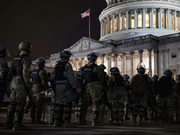 Die Nationalgarde rückt mit 500 Mann aus, der Bundesstaat Virginia schickt weitere 200 Landespolizisten in die benachbarte Hauptstadt.
