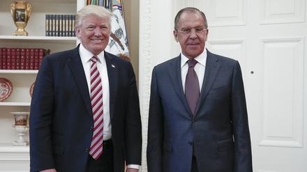 US-Präsident Donald Trump (l) und Russlands Außenminister Sergej Lawrow bei ihrem Treffen am 10.05.2017 im Weißen Haus. 