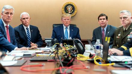 Dieses Bild aus dem Situation Room soll zeigen, wie Präsident Donald Trump (Mitte) den Einsatz verfolgt. 