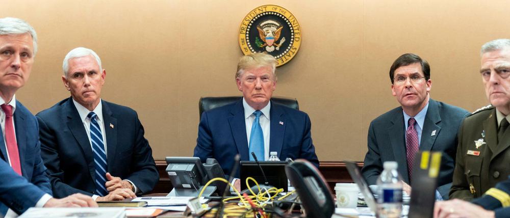 Dieses Bild aus dem Situation Room soll zeigen, wie Präsident Donald Trump (Mitte) den Einsatz verfolgt. 