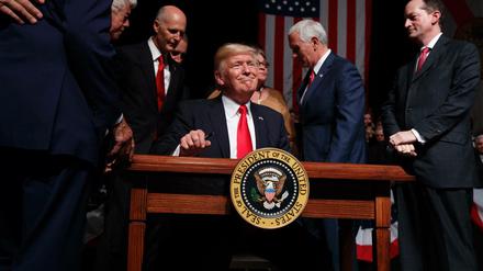 US-Präsident Donald Trump lächelt, nachdem er ein Dekret mit neuen Maßnahmen zur Kuba-Politik unterschrieben hat.