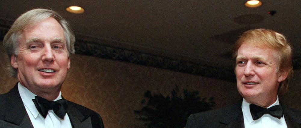 Donald Trump (rechst), damals Immobilienentwickler, und sein Bruder Robert Trump im Jahr 1999