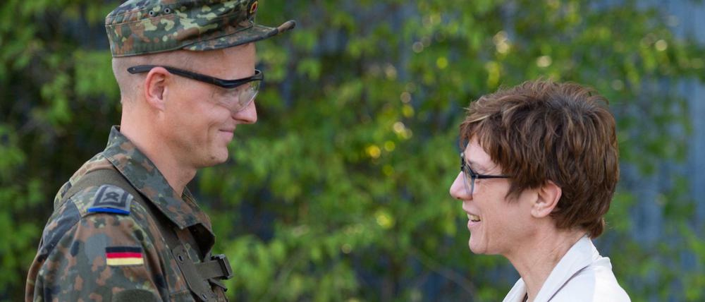 Annegret Kramp-Karrenbauer (CDU), Bundesverteidigungsministerin, bei einem Besuch von Soldaten. 