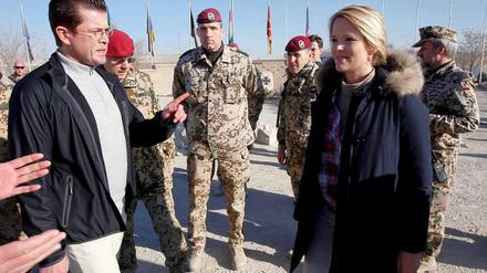 Es ist das erste Mal, dass ein Bundesminister von seiner Gattin bei einem Truppenbesuch in Afghanistan begleitet wird, wie ein Sprecher des Verteidigungsministeriums sagte. 