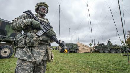 Ein US-Soldat steht im bayerischen Kleinfalz nahe dem Truppenübungsplatz Grafenwöhr vor einem Lagezentrum der US-Armee.