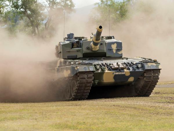 Der Panzer von Typ Leopard 2 A4 soll nur an östliche Nato-Partner, nicht aber an die Ukraine abgegeben werden. 