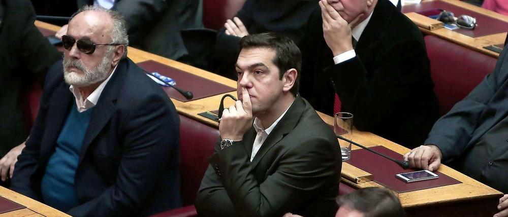 Stunde des Triumphs. Der griechische Oppositionschef Alexis Tsipras (rechts) beobachtet das Scheitern der Präsidentenwahl im Parlament.