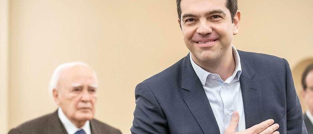 Alexis Tsipras ist nun offiziell Griechenlands neuer Ministerpräsident. Im Hintergrund ist Präsident Karolos Papoulias zu sehen.