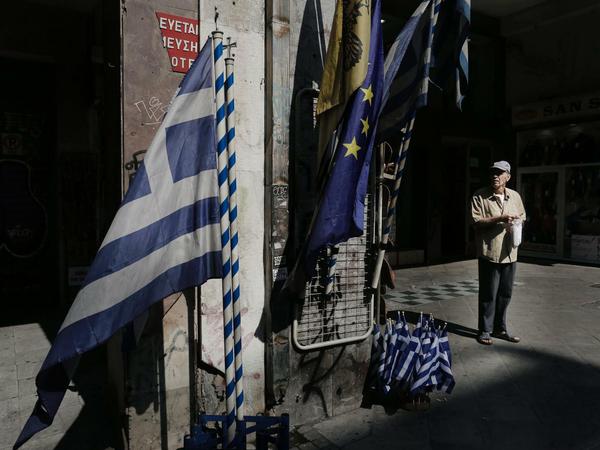 Griechische Fahnen vor einem Geschäft im Zentrum Athens. 