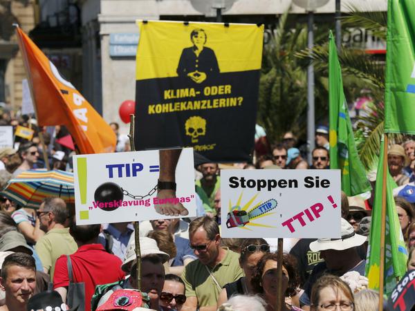 Europaweit protestieren Menschen immer wieder gegen das TTIP-Abkommen.