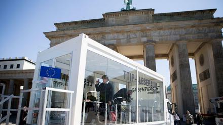 Leseraum: Am Brandenburger Tor haben Greenpeace einen gläsernen Leseraum für die TTIP-Dokumente eingerichtet. 