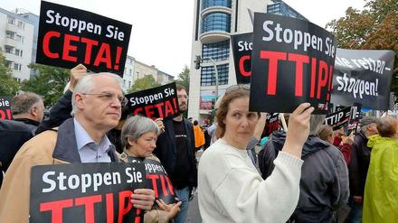 Protest vor der SPD-Parteizentrale. Vor dem SPD-Parteikonvent demonstrierten Kritiker der Freihandelsabkommen mit den USA (TTIP) und Kanada (Ceta), um die Delegierten von einer Zustimmung zu den Verhandlungen abzuhalten. 