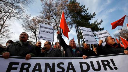 "Frankreich, hör auf!" In Ankara protestieren Türken gegen das geplante französische Gesetz, das die Leugnung des Völkermords an den Armeniern unter Strafe stellen soll.