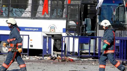 Ein Attentäter hat sich in Istanbul in der Nähe eines Polizeibusses in die Luft gesprengt. 