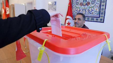 Nachdem großen Andrang auf die Wahllokale werden in Tunesien nun die Stimmen ausgezählt - erst morgen wird ein Ergebnis erwartet.