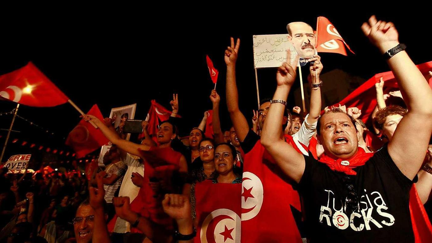 Tunesien Zehntausende Demonstranten fordern Rücktritt der Regierung