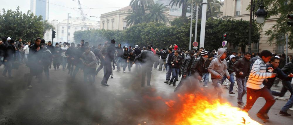 Seit dem Sturz Ben Alis im Januar verzeichnet Tunesien eine steigende Kriminalität. Sicherheitskräfte beschuldigen die Anhänger des Ex-Präsidenten, das Land destabilisieren zu wollen.