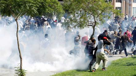 Demonstranten in der tunesischen Hauptstadt flüchten vor den Tränengasgeschossen der Sicherheitskräfte.