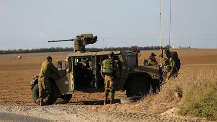 Israelische Soldaten sind in der Nähe der Grenze zu Gaza postiert.