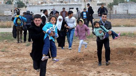 Syrer fliehen in Massen in die Türkei.