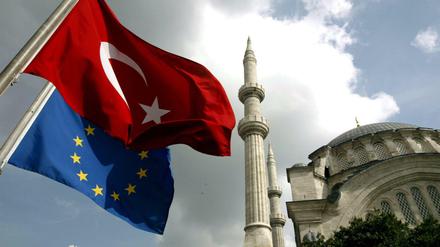 Die Flaggen der Türkei und der EU in Istanbul. 