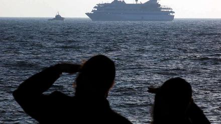 Zwei Israelis beobachten wie das Hilfsschiff Mavi Marmara von der israelischen Marine in den Hafen von Ashdod geleitet wird. Der Streit um den Angriff auf die Gaza-Hilfsflotte vor zwei Jahren hat das Verhältnis zwischen der Türkei und Israel zerrüttet.