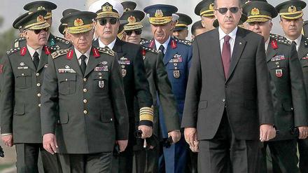 Keine Freunde: Generalstabschef Isik Kosaner (vorne links) und Ministerpräsident Recep Tayyip Erdogan (vorne rechts).