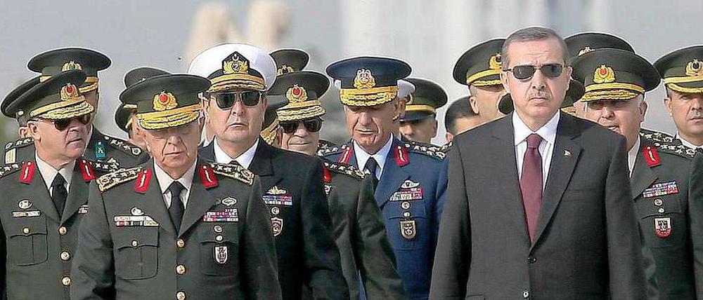 Keine Freunde: Generalstabschef Isik Kosaner (vorne links) und Ministerpräsident Recep Tayyip Erdogan (vorne rechts).