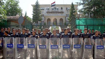 Die türkische Polizei bezieht Stellung vor der ägyptischen Botschaft in Ankara. Unterstützer Präsident Mursis demonstrierten hier am 5. Juli gegen dessen Absetzung.