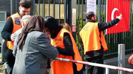 Deutsch-Türken vor der Stimmabgabe im türkischen Generalkonsulat.