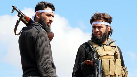 Männer des islamistischen, protürkischen Flügels der früheren Freien Syrischen Armee belagern die Stadt Afrin.